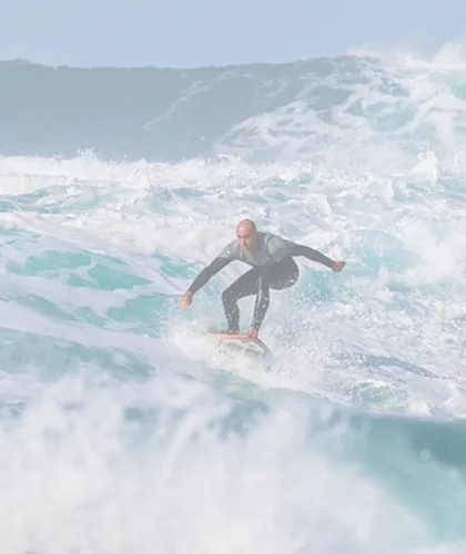 Surfero entre flores